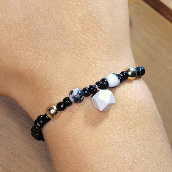 🤍3/$30 Howlite Stone Glass Bead Handmade Bracelet - Picture 1 of 4